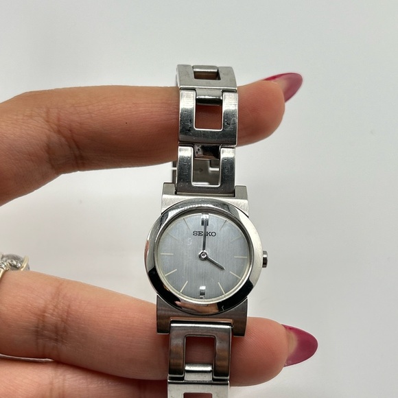 Vintage Seiko water resistant quartz Round Silver Dial Women's Watch #538